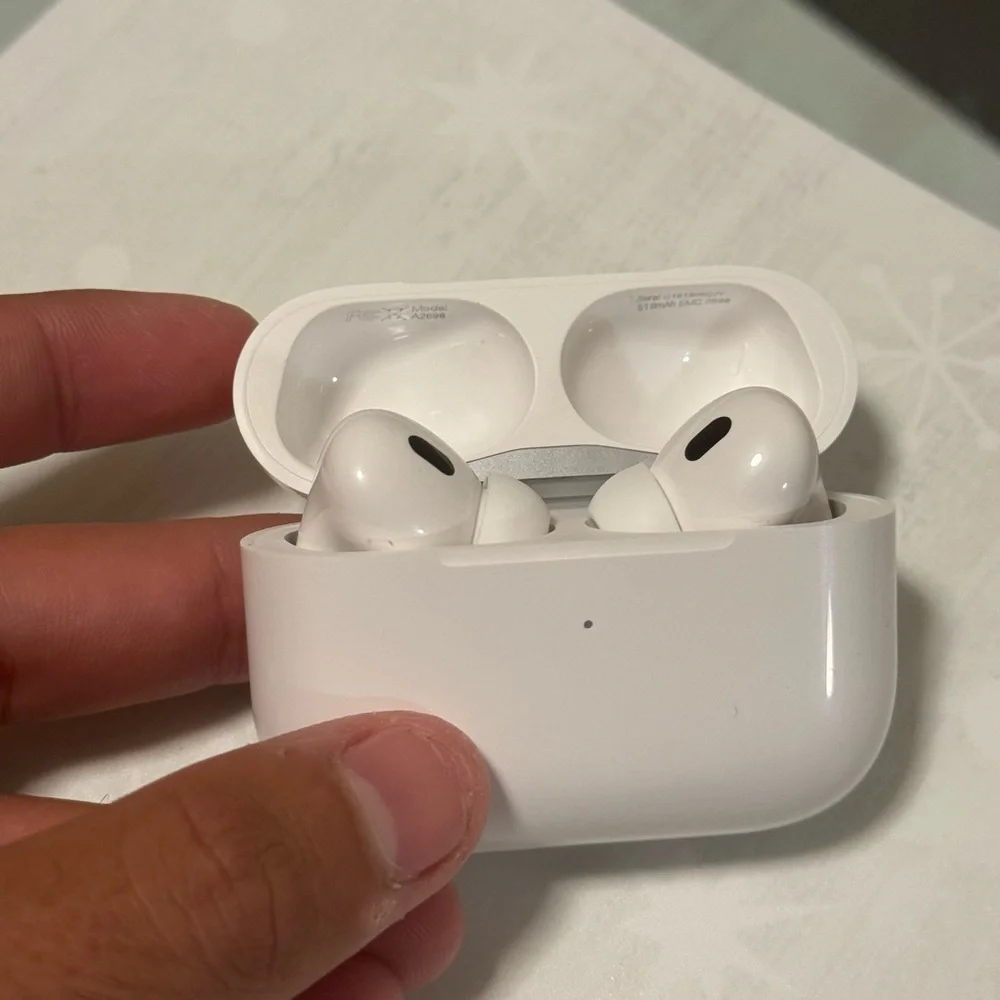 Apple White Wireless Earbuds with Case